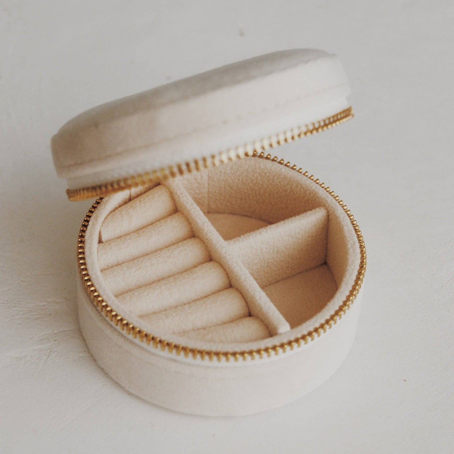 Circular Travel Jewelry Box in Baby’s Breath