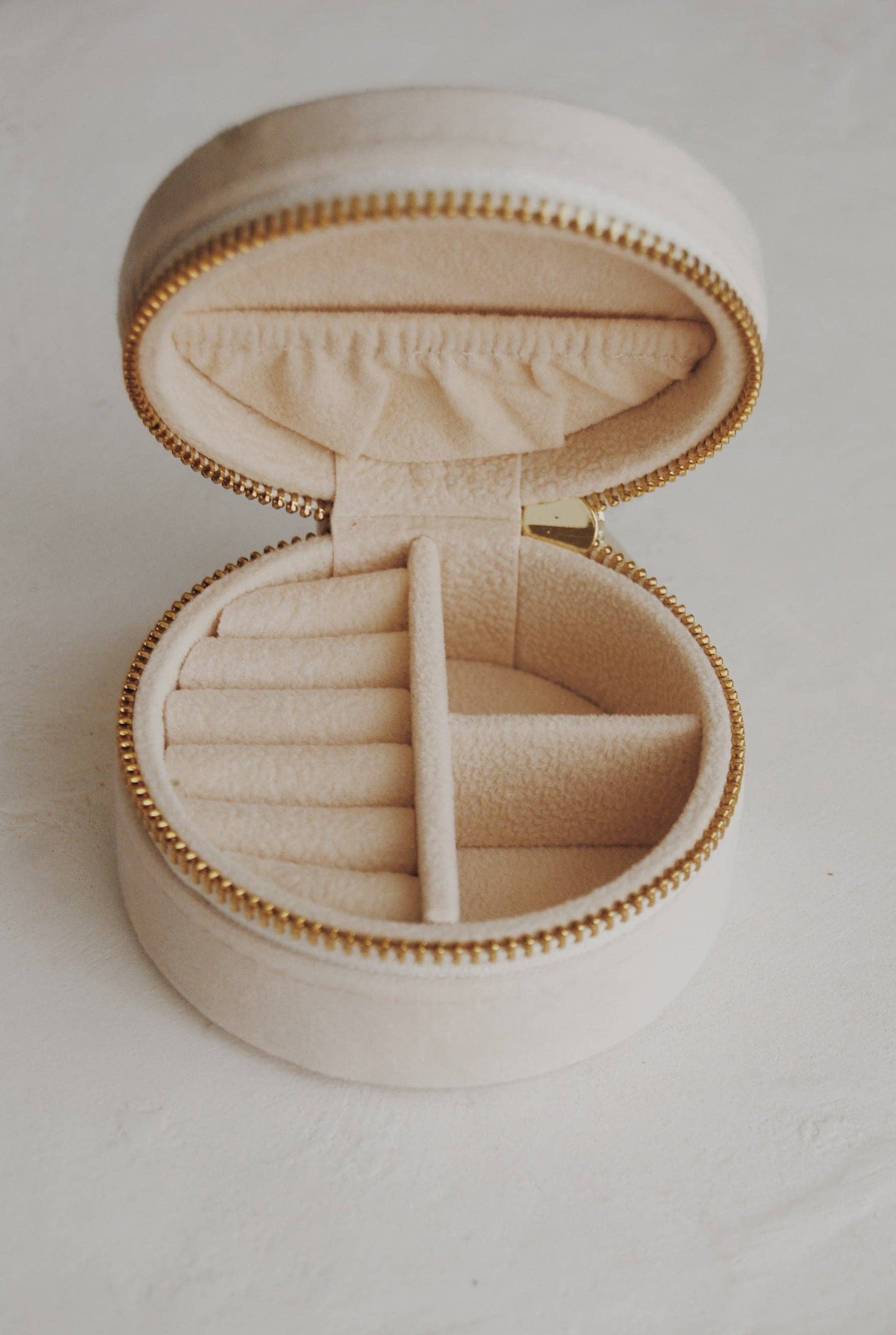 Circular Travel Jewelry Box in Baby’s Breath